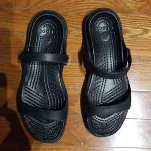 Crocs saddles w/ moving strap